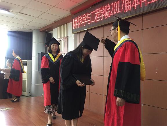 日本a片领导、导师代表为毕业生进行学位授予仪式