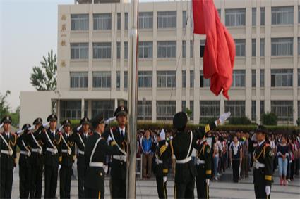 同学们庄严的唱响《国歌》