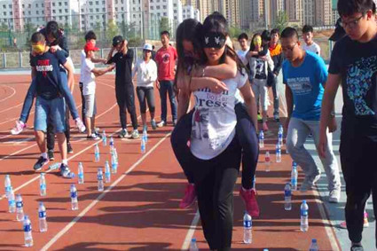 盲人和瘸子比赛现场照片