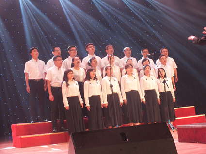 日本a片教师代表合唱《燕大校歌》