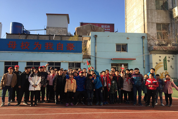 元素风成员为小学生演示水火箭原理