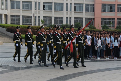 同学们像国旗行注目礼