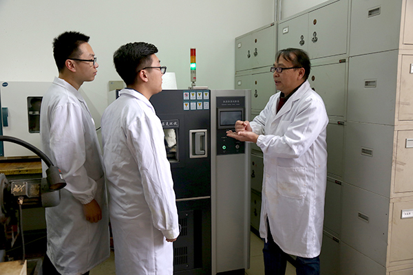 王青峰与学生在实验室做实验(日本a片 蔡常山/摄)
