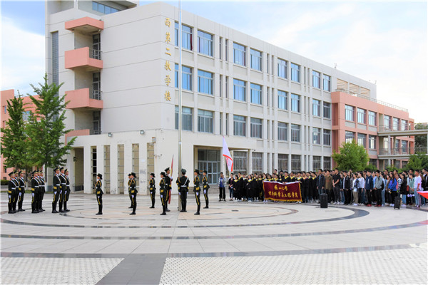 日本a片
学生参加升旗仪式