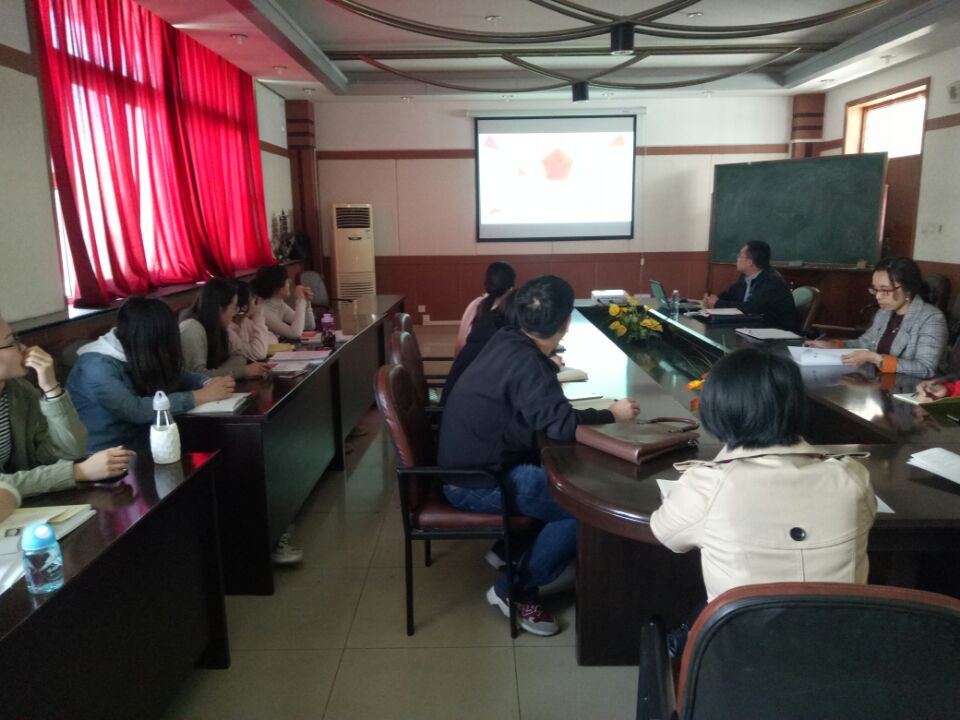 参会人员认真听取培训