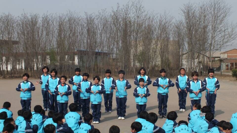 孩子们在表演舞蹈