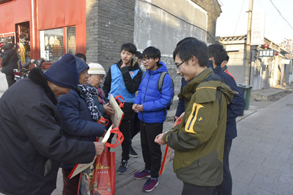 同学们开展志愿服务活动