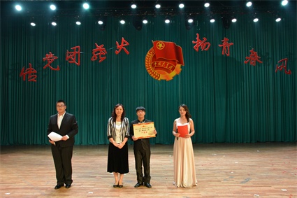 王丽萍书记为获奖团之部颁奖