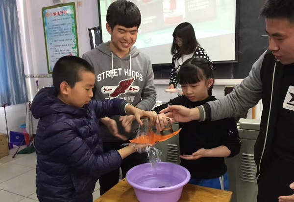 志愿者带领小学生进行科学小实验.jpg