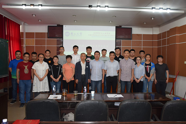 评审老师与参加学术交流博士生合影留念