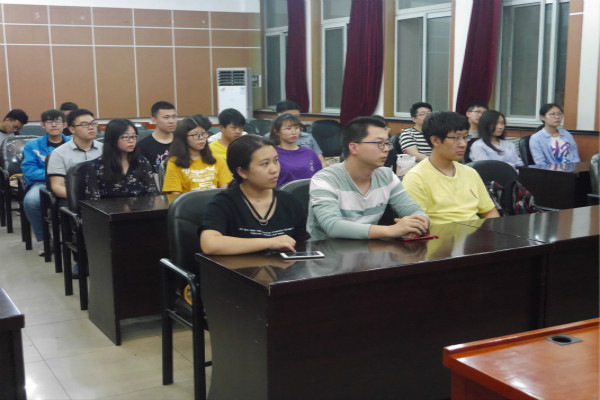 参会学生认真听取汇报内容