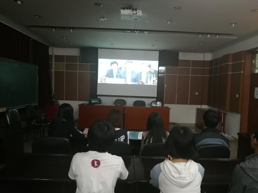 学员观看爱国主义影片《厉害了,我的国》