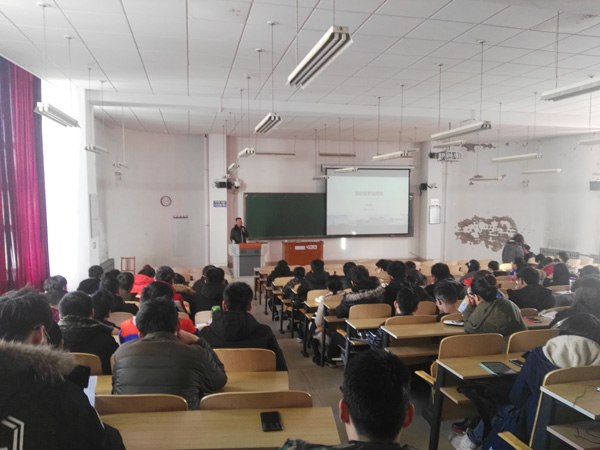 于金库老师进行实验室安全讲座